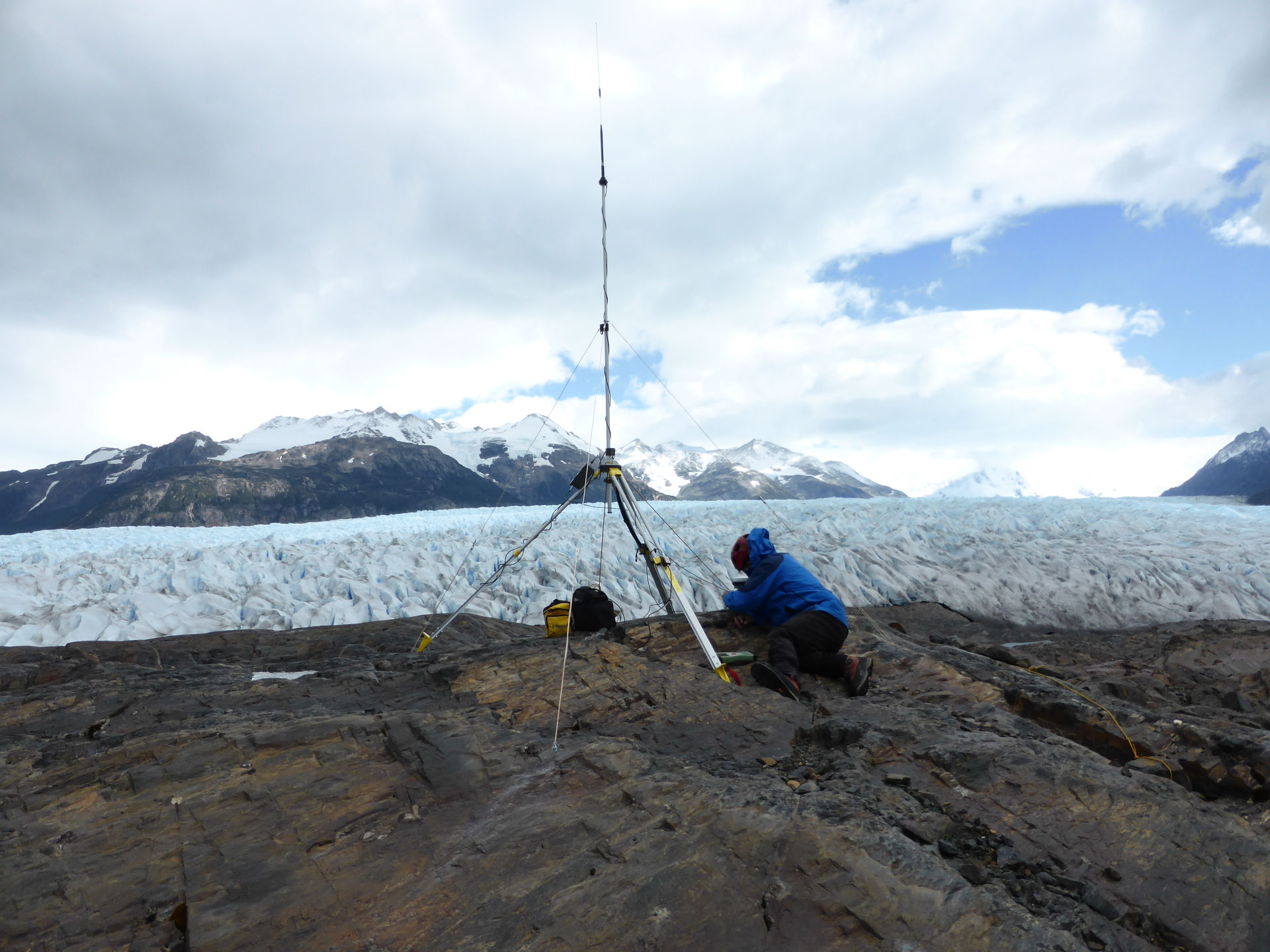 Aufbau einer GNSS Referenzstation am Glaciar Grey. (Bild: Matthias Braun)