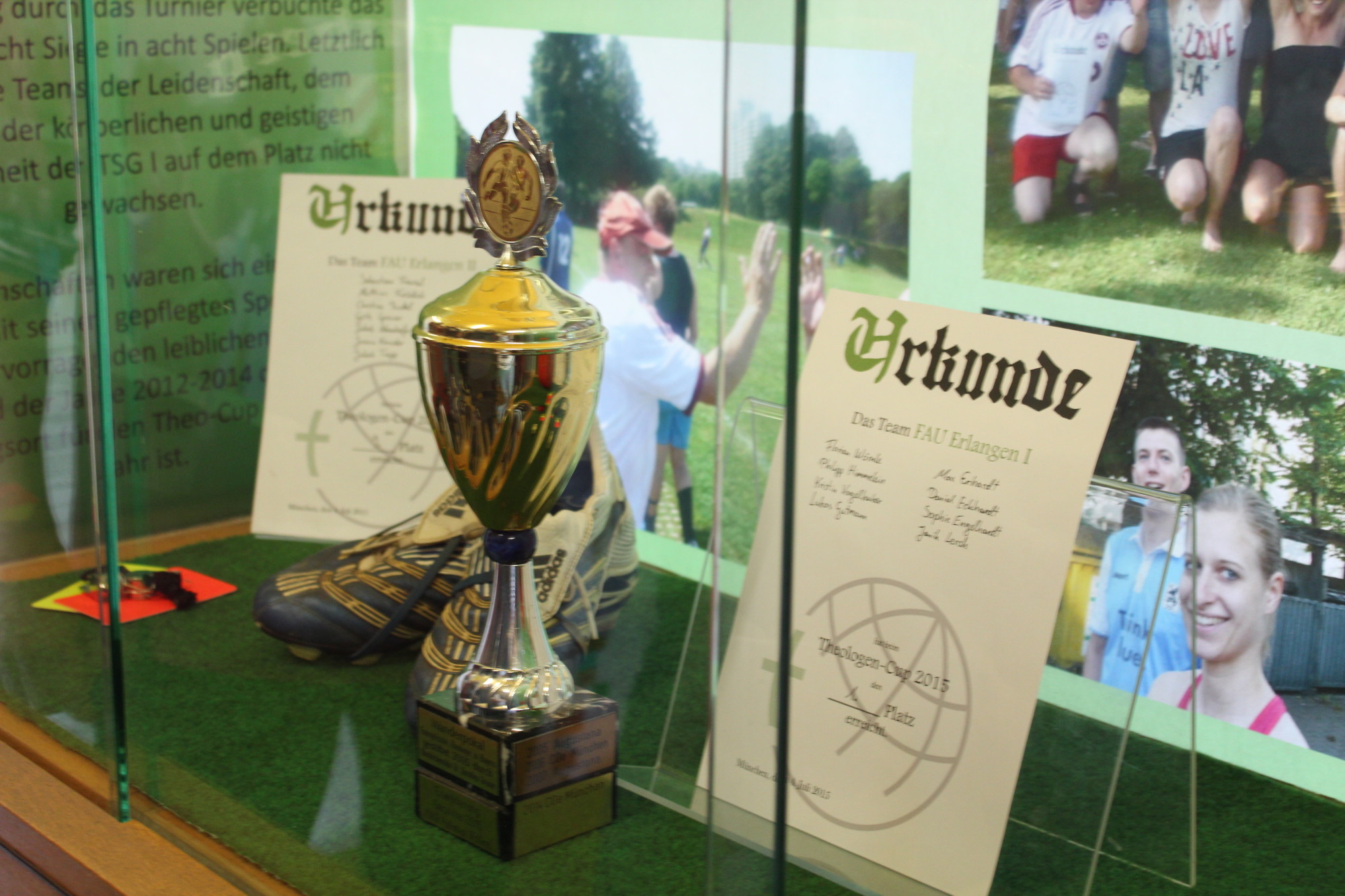 Der Theo-Cup ist zurück in Erlangen – der Pokal und die dazugehörige Urkunde wurden im Rahmen einer Siegerfeier im Theologischen Seminargebäude der Philosophischen Fakultät und Fachbereich Theologie in der Kochstraße in Erlangen der Öffentlichkeit präsentiert. Foto: FAU/Franziska Sponsel.