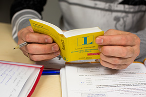 An der FAU können Flüchtlinge und Asylsuchende einen Deutschkurs besuchen. (Bild: Erich Malter)