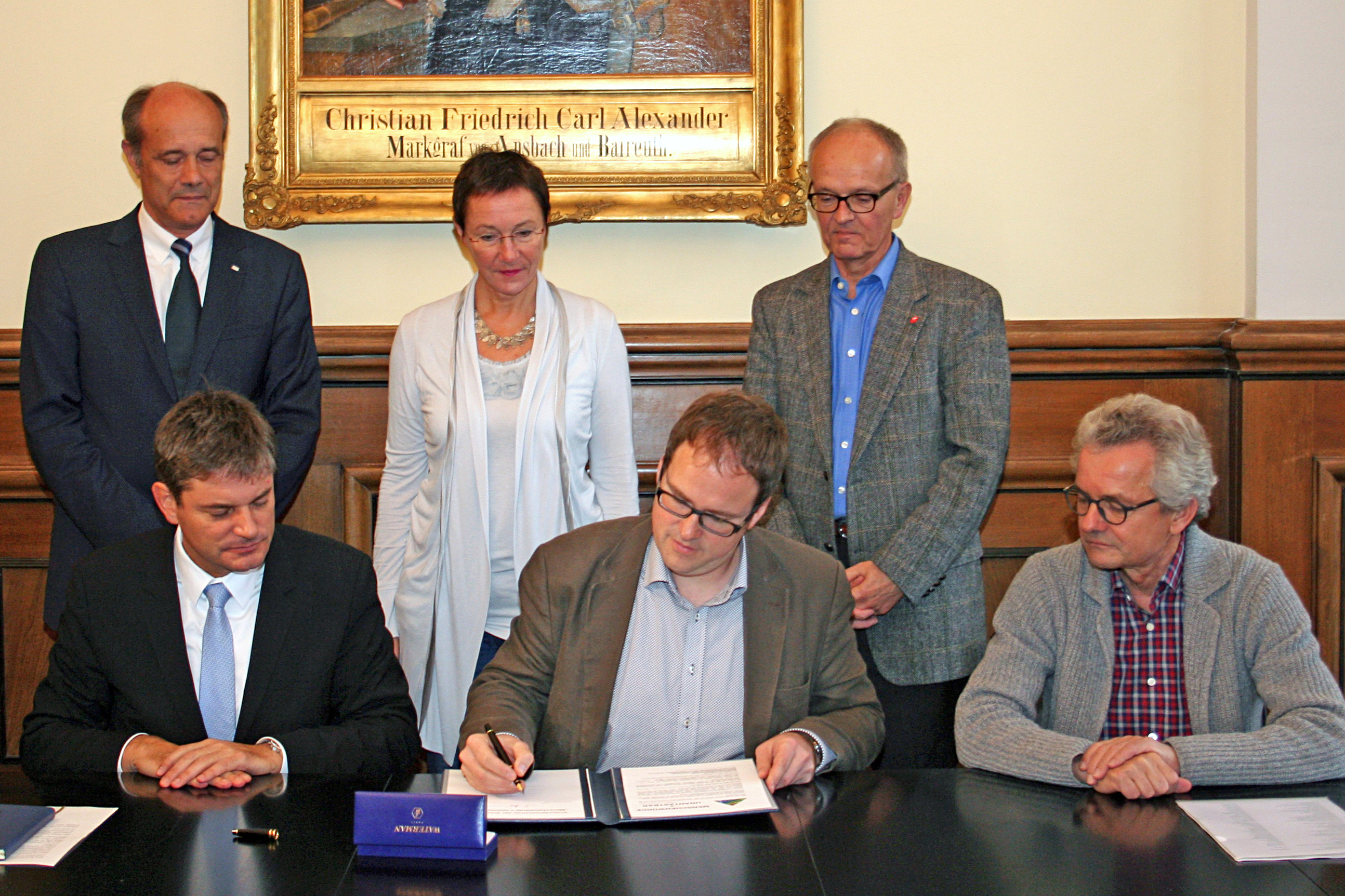 FAU-Präsident Prof. Dr. Joachim Hornegger, Oberbürgermeister Dr. Florian Janik, Aktion Courage-Koordinator Frank Riegler (v.l.n.r. 1. Reihe), FAU-Vizepräsident Prof. Dr. Günther Leugering, Bürgermeisterin Dr. Elisabeth Preuß, DGB-Kreisverbandsvorsitzender Wolfgang Niclas bei der Unterzeichnung des gemeinsamen Aufrufs "Menschwürde=unantastbar" im Erlanger Markgrafenschloss. (Bild: FAU/Susanne Langer)
