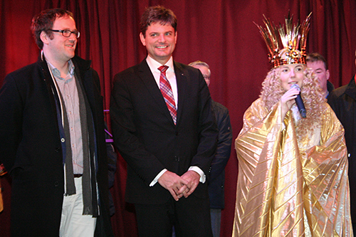 Von links: Erlangens Oberbürgermeister Dr. Florian Janik, FAU-Präsident Prof. Dr. Joachim Hornegger und das Christkind. (Bild: FAU/Thomas Hoffmann)