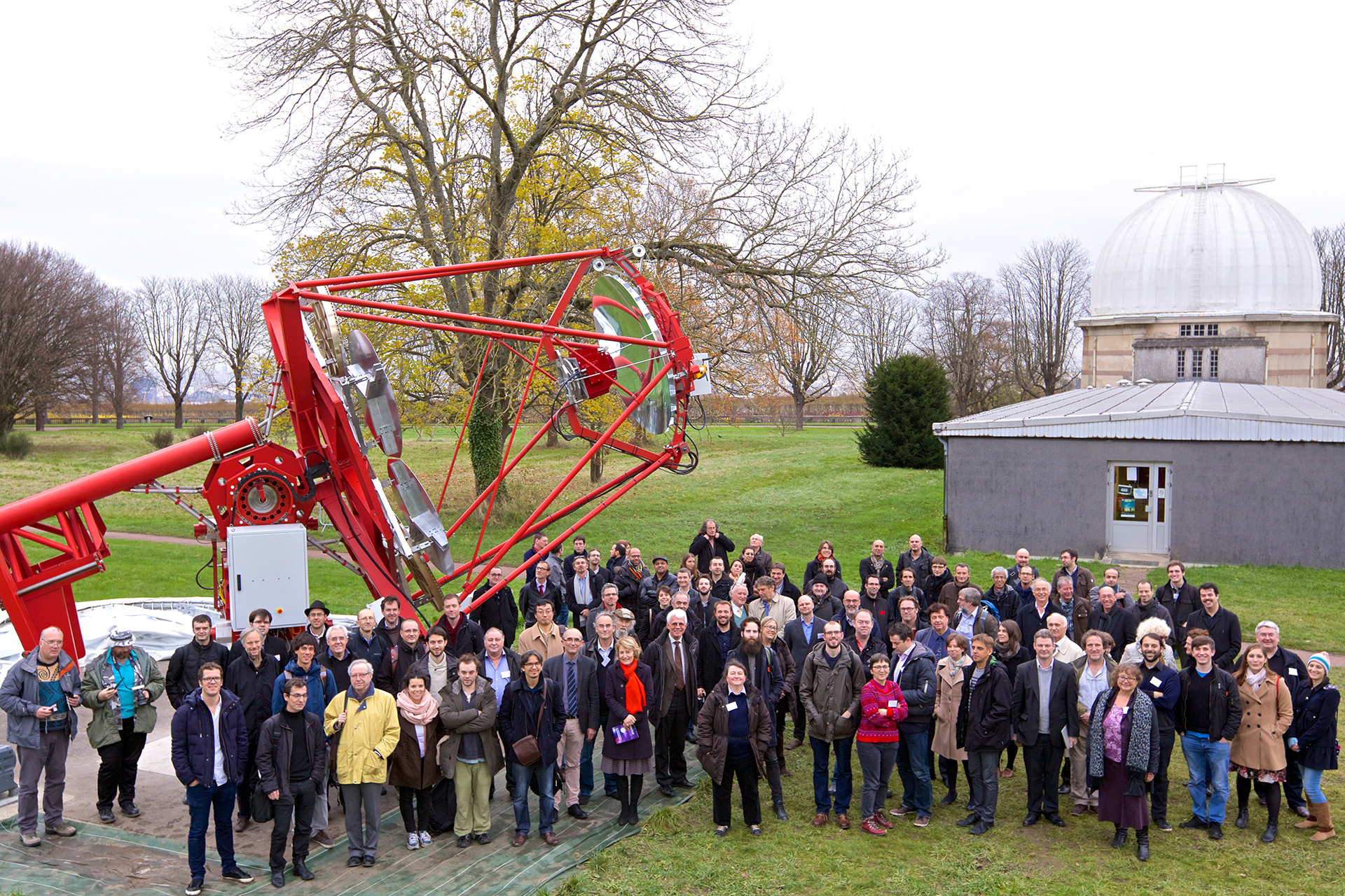 Die Gäste der Einweihungsfeier vor dem Prototypen des Gamma-ray Cherenkov Telescope. Bild: Akira Okumura