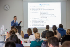 Prof. Dr. Felix B. Engel gives the young researchers career tips. (Image: FAU/Georg Pöhlein)