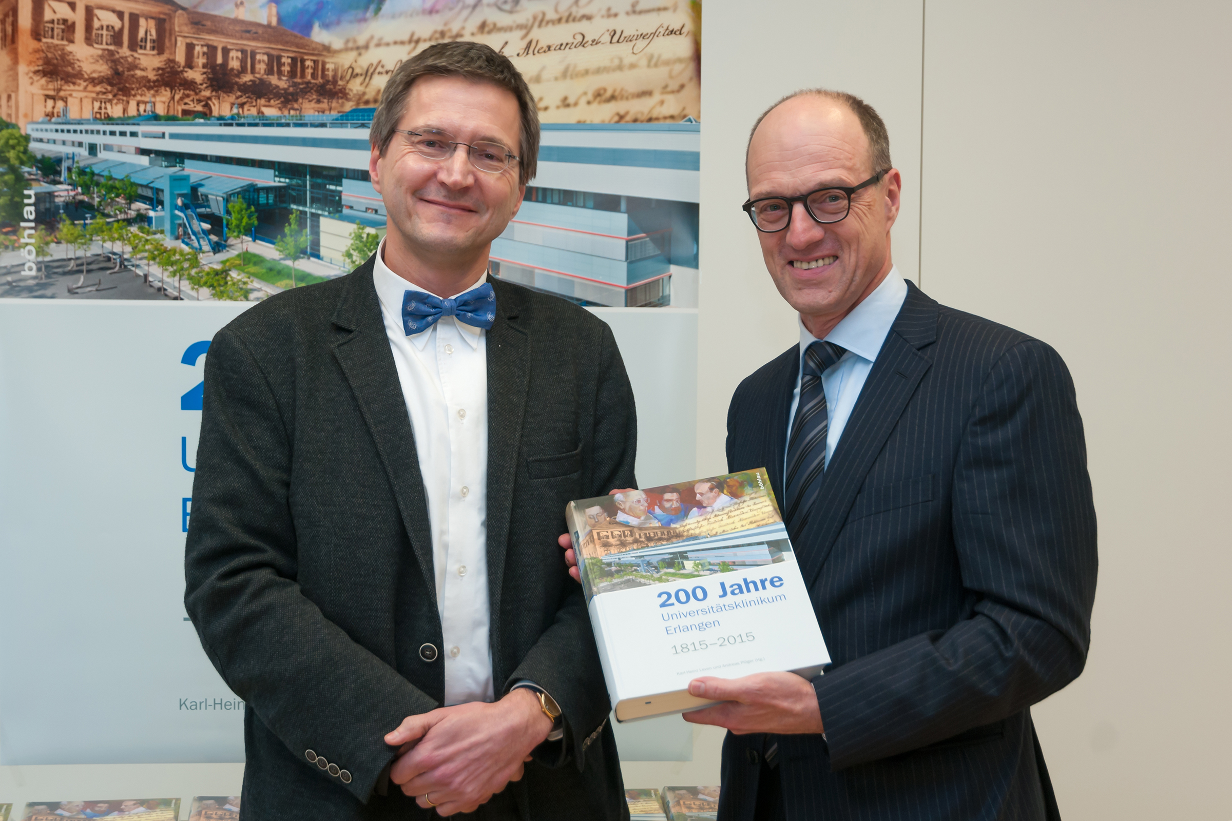 Prof. Dr. Karl-Heinz Leven (l.) übergab den Jubiläumsband an Prof. Dr. Dr. h. c. Heinrich Iro. (Bild: Uni-Klinikum Erlangen)