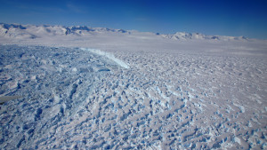 Blick auf das George-VI Ice Shelf, Westliche Antarktische Halbinsel. Aufgenommen während eines NASA IceBridge Messfluges am 16. November 2011. Photo: Matthias Braun.