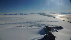 Blick auf das George-VI Ice Shelf, Westliche Antarktische Halbinsel. Aufgenommen während eines NASA IceBridge Messfluges am 16. November 2011. Photo: Matthias Braun.