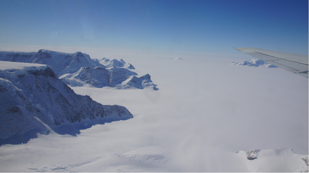 Blick von der Antarktischen Halbinsel auf das Larsen-C Ice Shelf. Aufgenommen während eines NASA IceBridge Messfluges am 17. November 2011. (Bild: Matthias Braun)