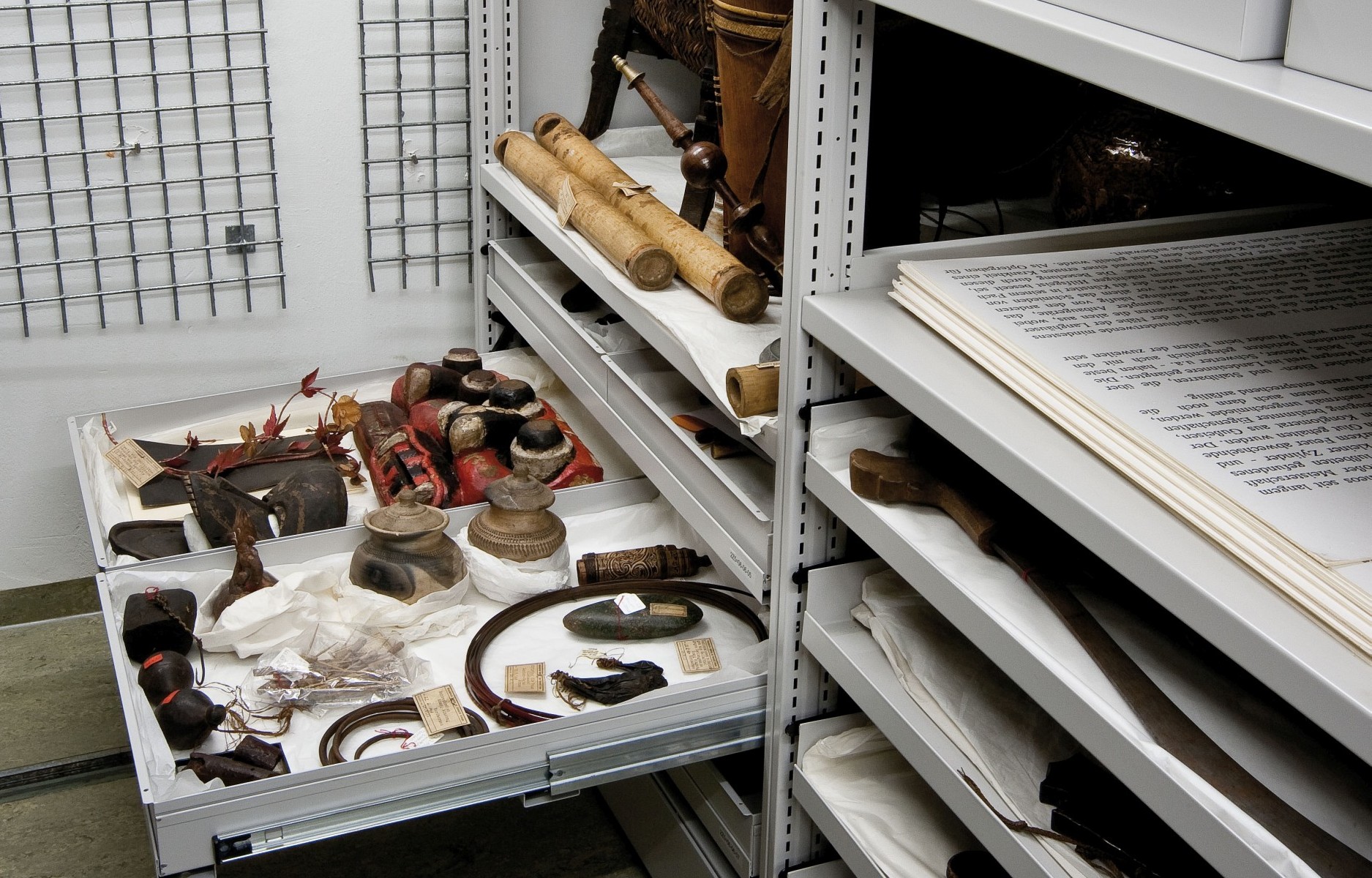 Objekte aus der Borneo-Sammlung von Will im Indonesien-Depot des Staatlichen Museums für Völkerkunde München (Bild: Marietta Weidner/Staatliches Musium für Völkerkunde München)