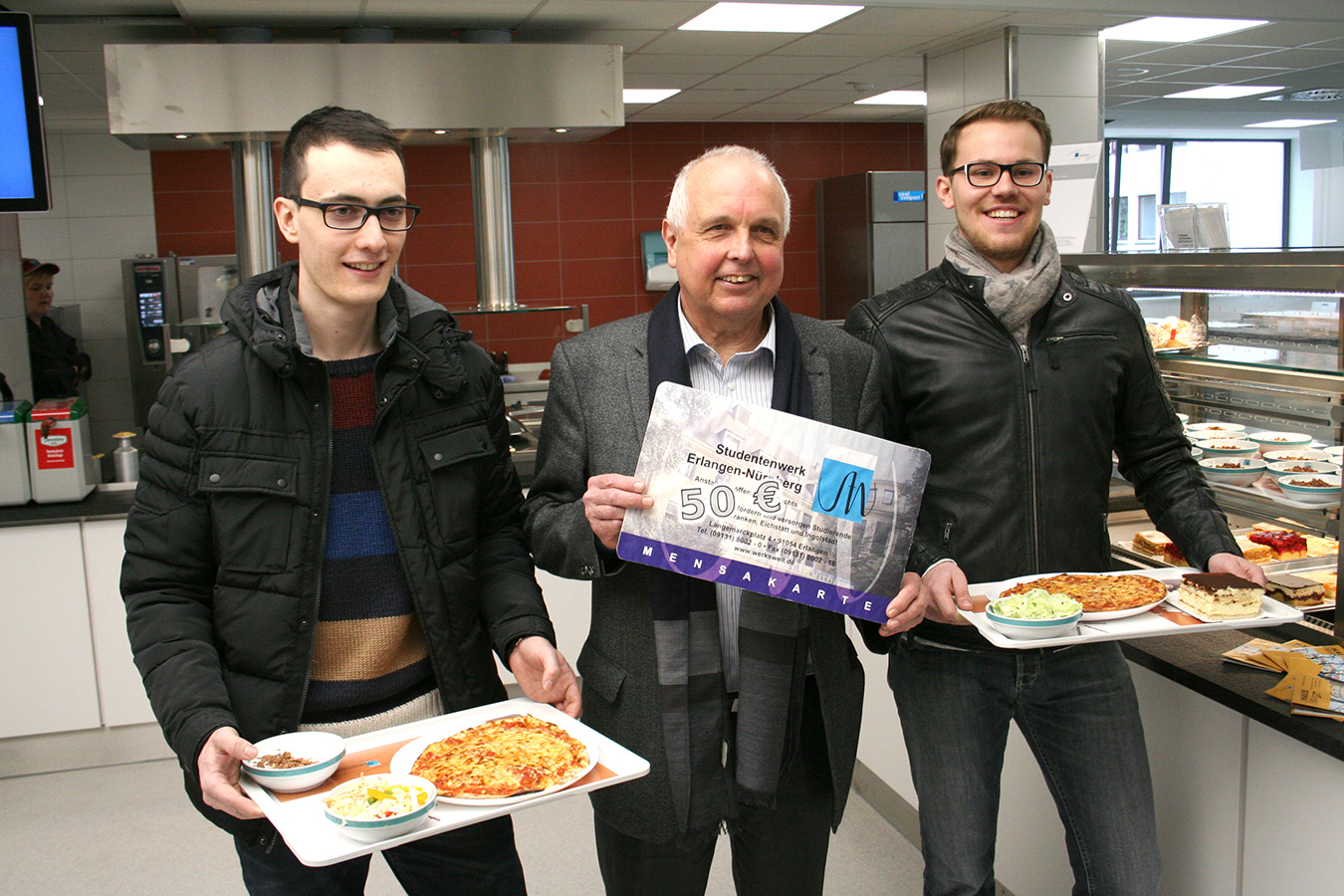 Die ersten Gäste: Simon Bauch und Aaron Döhler essen regelmäßig im Studentenhaus, auch während der Semesterferien. (Bild: FAU/Boris Mijat)