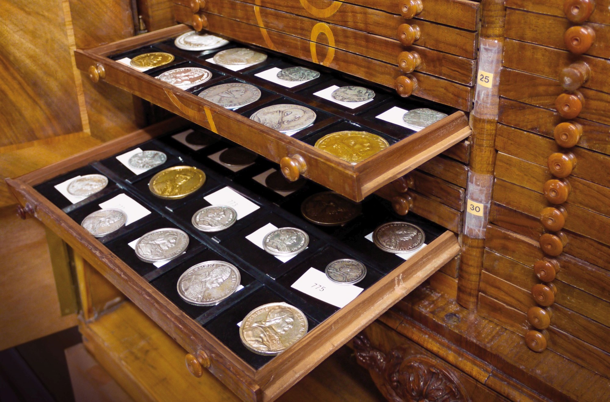 Münzsammlung August Voit von Salzburg in historischem Münzschrank (Bild: Isi Kunath)