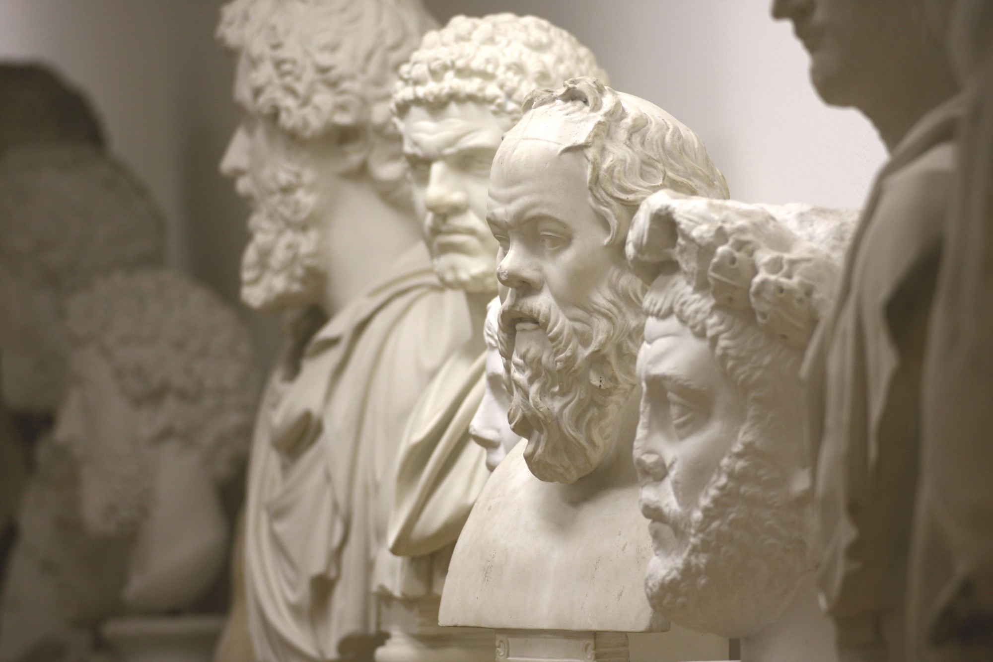 Portraitgalerie in der Gipsgußsammlung mit römischen Kaisern und griechischen Philosophen (Bild: Georg Pöhlein)