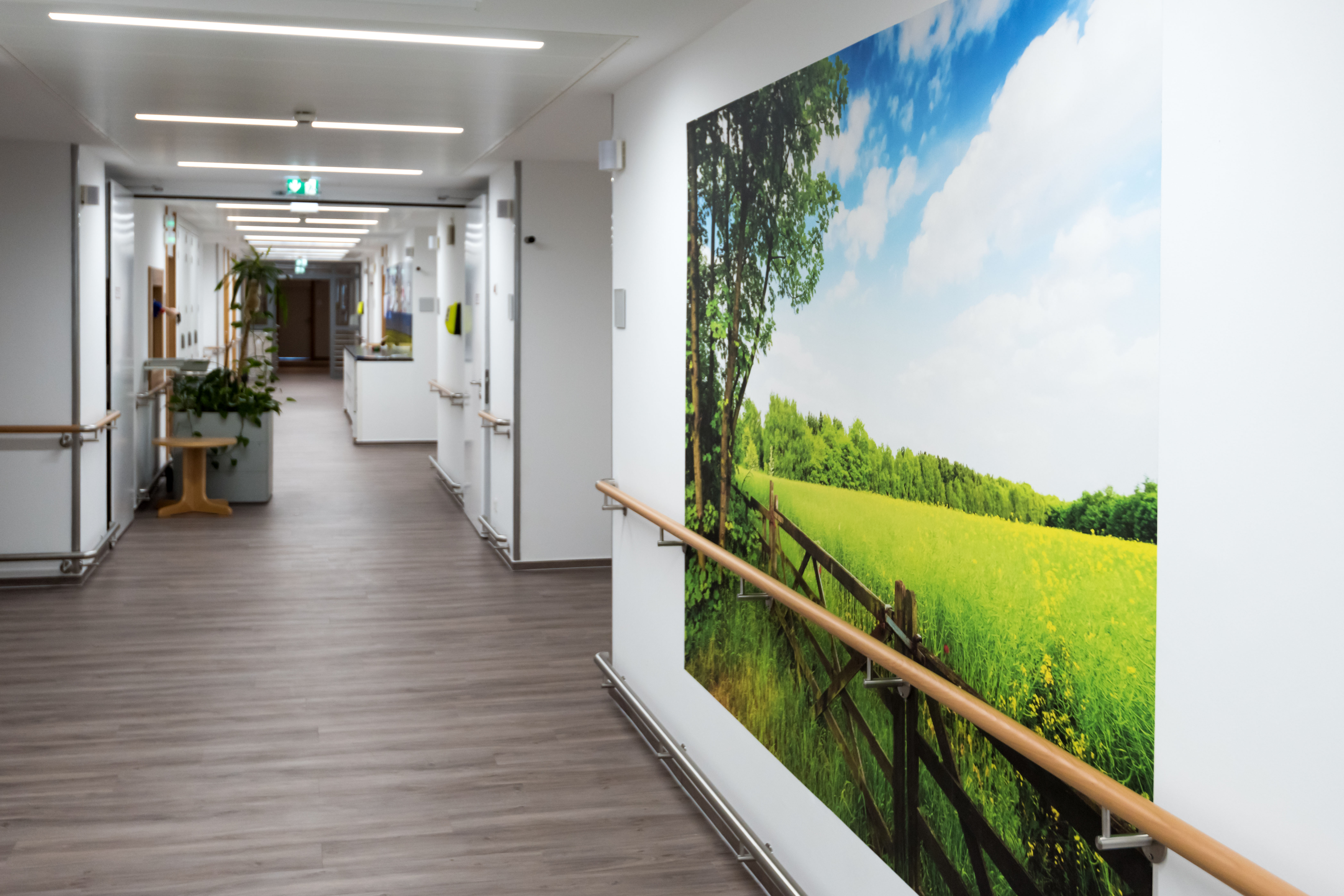 Nach der Modernisierung viel einladender: Mit freundlichen, hellen Farben und Bildern helfen die renovierten Räumlichkeiten der Station 22 der Psychosomatik bei der Genesung. (Bild: Uni-Klinikum Erlangen)