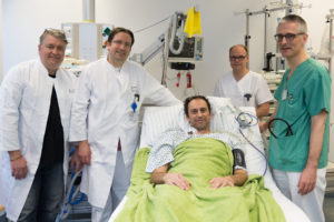 Von links: Dr. Michael Meyer (Flugarzt/Anästhesie), Dr. Simon Rieß (Anästhesie), Andreas M. (Patient), Steffen Oehrlein (Kardiotechniker) und PD Dr. Richard Strauß (Medizin 1) (Bild: Uni-Klinikum Erlangen)