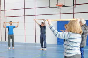 Gruppenleiter Dr. Heiko Gaßner (links) zeigt den Teilnehmern des Rehabilitationssports für Parkinsonpatienten, wie sich durch gezielte Übungen Kraft und Beweglichkeit verbessern lassen. (Bild: Uniklinikum Erlangen)