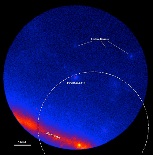 Die Radiobilder aus dem TANAMI-Projekt zeigen einen Strahlungsausbruch des aktiven Galaxienkerns PKS B1424-418 bei einer Frequenz von 8,4 GHz in den Jahren 2012/2013. Der zentrale Bereich des Jets strahlte viermal heller als zuvor und stellt damit den stärksten Strahlungsausbruch in einem Blazar dar, den TANAMI bis heute beobachtet hat. (Bild: TANAMI-Kollaboration)