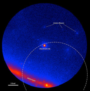 Der Gammahimmel im Umfeld des Blazars PKS B1424-418, aufgenommen mit dem LAT-Detektor an Bord des Fermi-Gammastrahlungsobservatoriums. Die Farben zeigen die Intensität der Gammastrahlung. Der gestrichelte Kreis zeigt den Wahrscheinlichkeitsbereich am Himmel, in dem das Big-Bird-Neutrinoereignis stattgefunden hat (50% Konfidenz-Level). Links: Fermi-LAT-Daten, gemittelt über 300 Tage um den 8. Juli 2011, während denen der Blazar nicht aktiv war. Rechts: Fermi-LAT-Daten, gemittelt über 300 Tage um den 27. Februar 2013, während denen PKS B1424-418 den hellsten Blazar in diesem Bereich des Himmels darstellte. (Bild: NASA/DOE/LAT-Kollaboration)