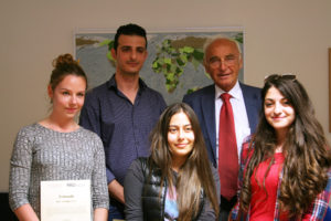 Prof. Dr. Hohenberger (back right) and four of the scholarship holders. (Image: FAU/Boris Mijat)