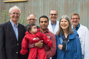 A fantastic support network for Raghad and her father (from left): Dr. Faidi Omar Mahmoud and Dr. Helmut Schneider representing the association 'Erlangen hilft', Prof. Dr. Robert Cesnjevar representing the team at the Department of Paediatric Cardiac Surgery, Katharina Bobzin, who is teaching Ayman German, and Prof. Dr. Sven Dittrich representing the team at the Department of Paediatric Cardiology. (Image: Universitätsklinikum Erlangen)