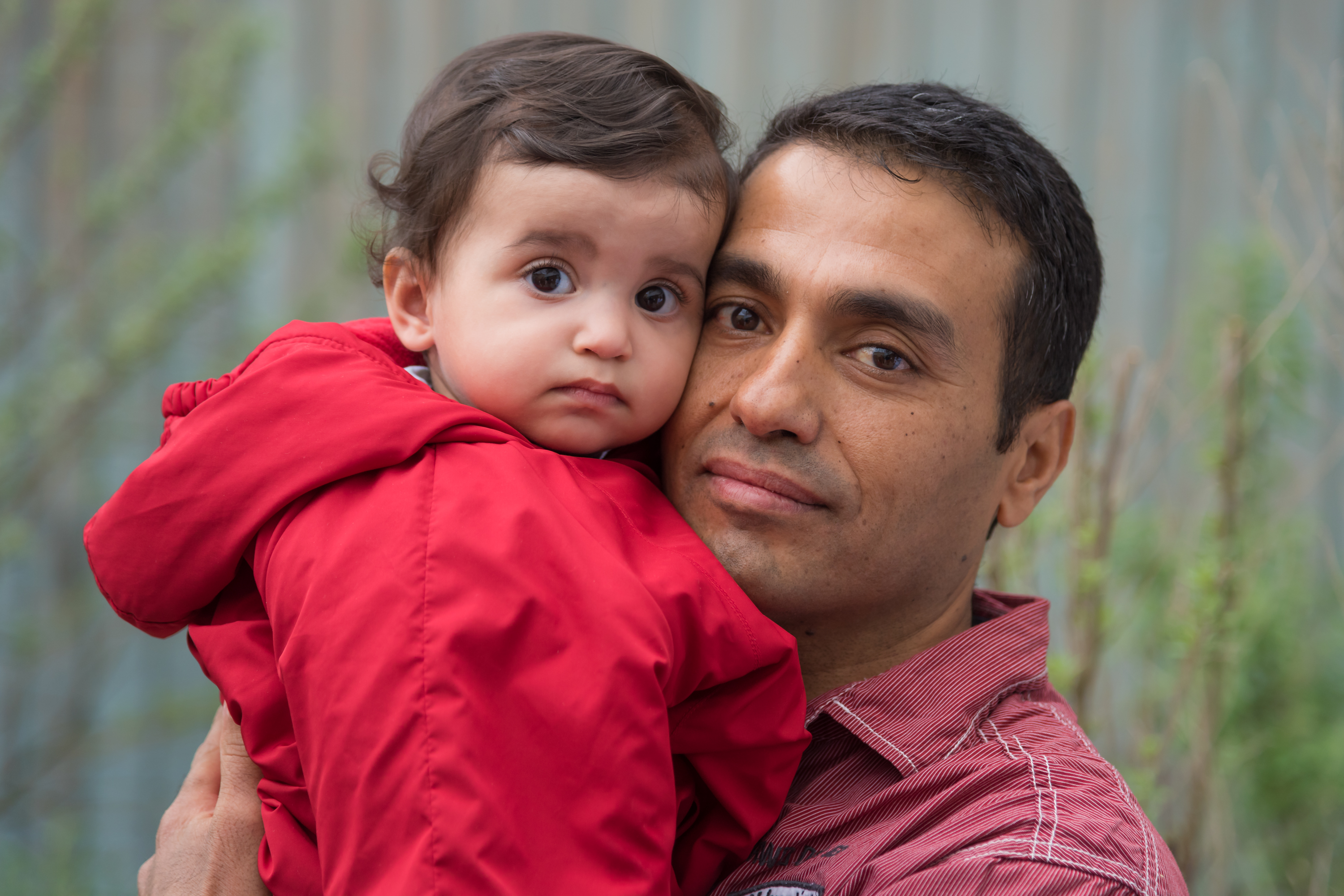 Tag und Nacht kümmert sich Ayman liebevoll um seine Tochter Raghad, weicht nicht von ihrer Seite. Die beiden sind inzwischen seit fast einem Jahr getrennt von Mutter Ghufran sowie Schwester Riem und hoffen sehr auf ein baldiges Wiedersehen. (Bild: Uni-Klinikum Erlangen)