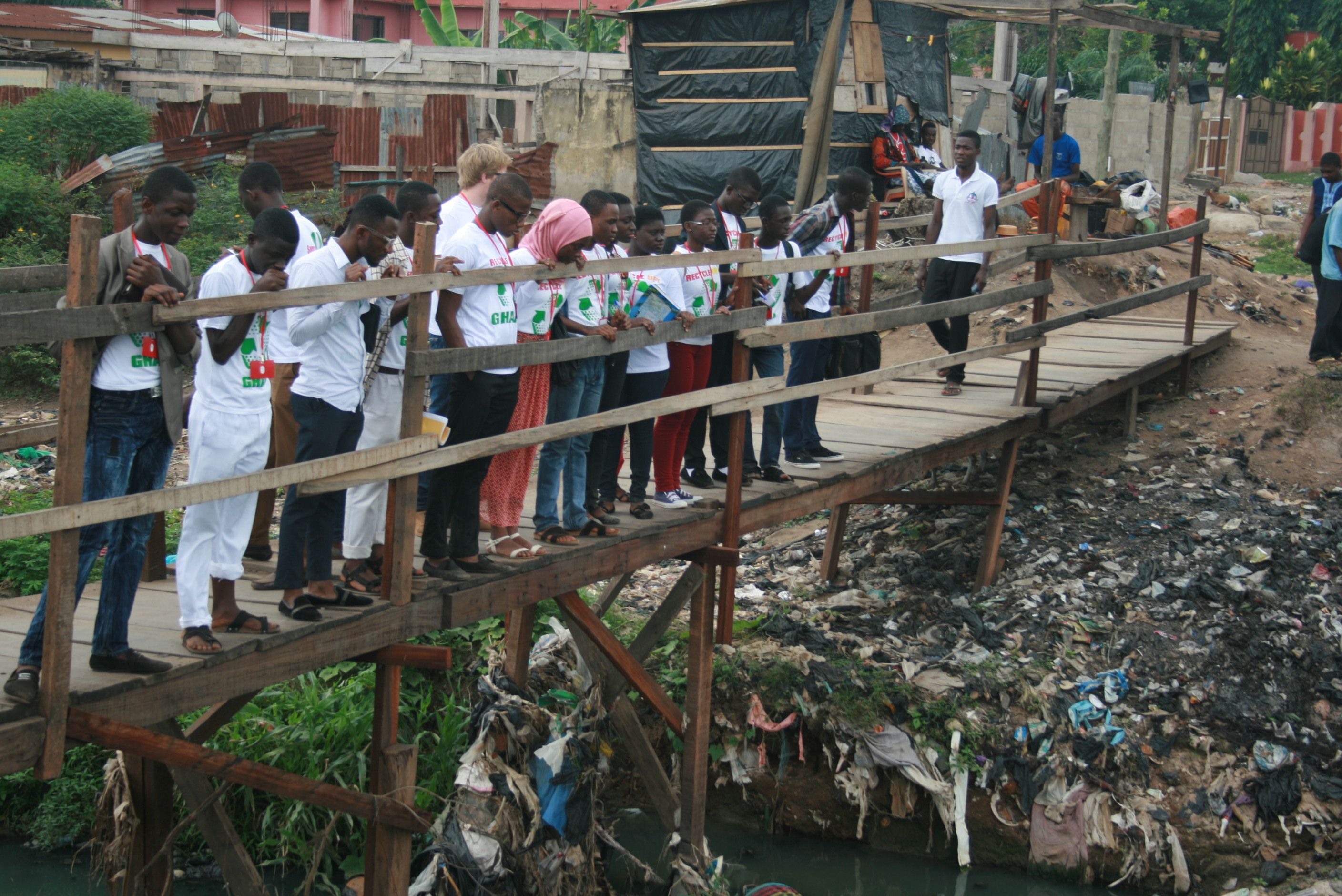 Die Teilnehmer der Summer School machen eine Exkursion zu einer Mülldeponie (Bild: Jonas Schlund).