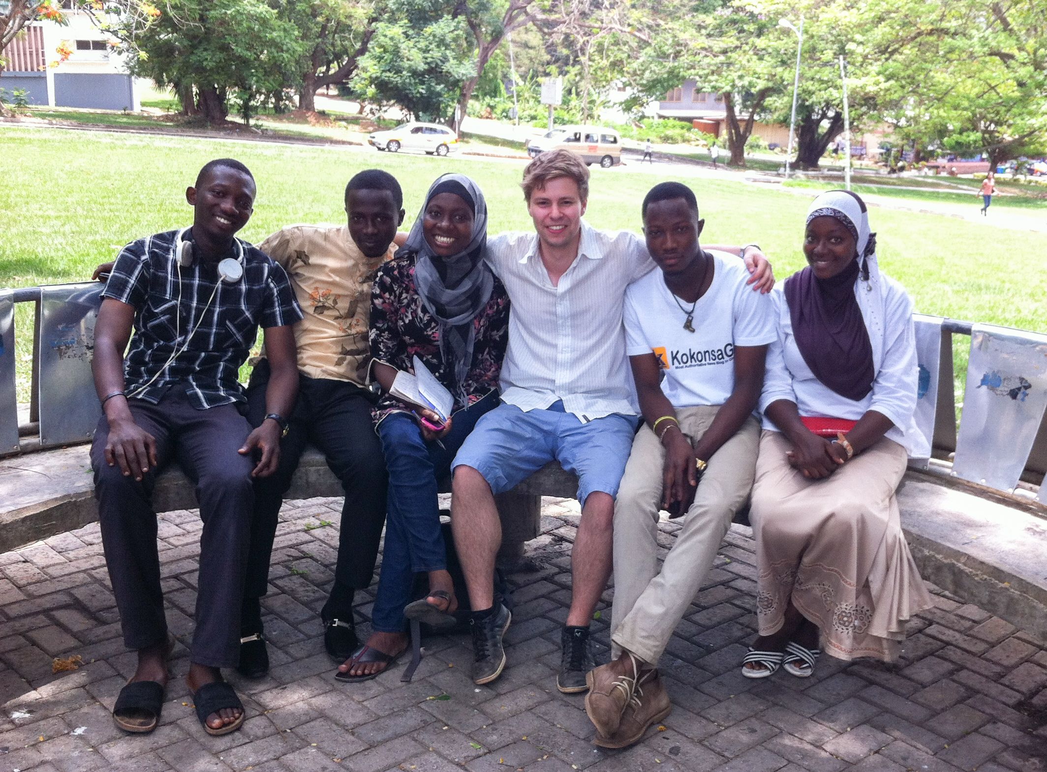 Florian trifft Mitglieder der Organisation "Technology Without Borders Ghana". Mit ihrer Hilfe soll das Abfallproblem in Ghana nachhaltig reduziert werden (Bild: Florian Erbesdobler).
