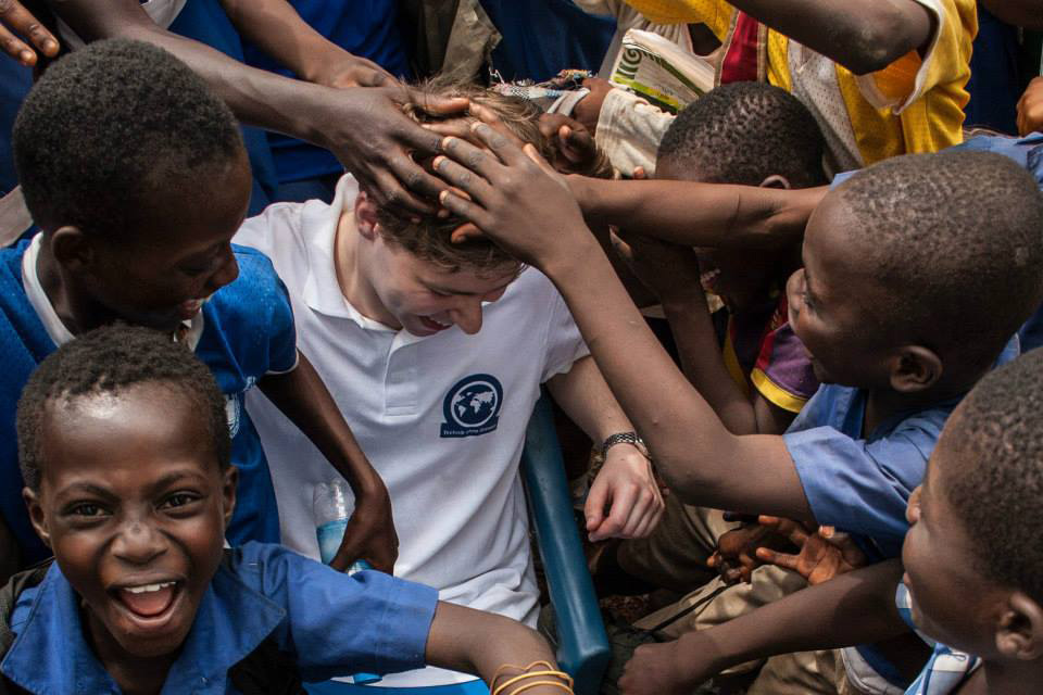 Florian Erbesdobler in Ghana, umringt von vielen Kindern.