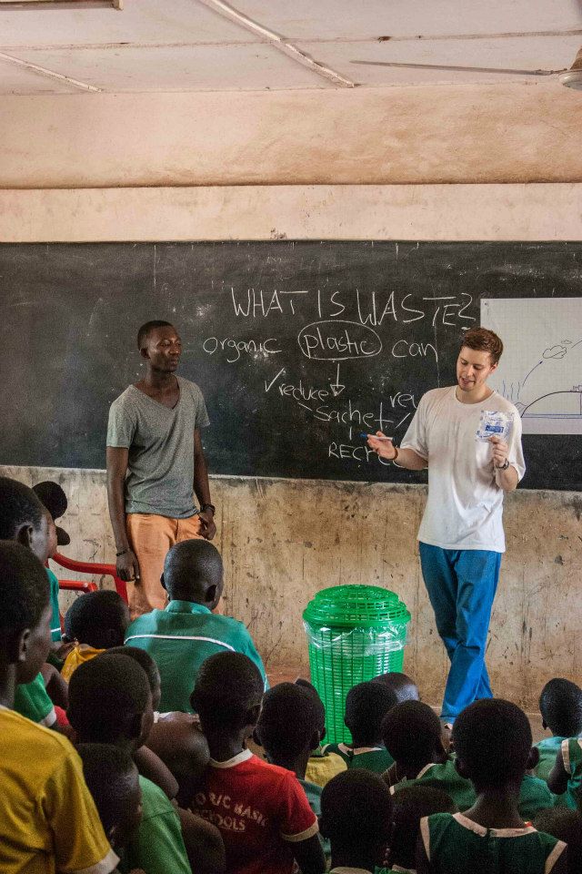 Florian und Alhassan erklären im Rahmen des Summer School-Projekts, dass Müll auch ein Wertstoff sein kann (Bild: Jonas Schlund).