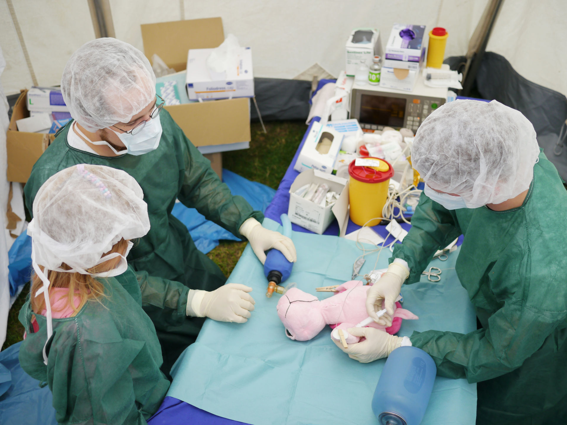 Kindern die Angst vor Untersuchungen nehmen, das ist das Ziel des Teddybärenkrankenhauses. (Bild: Alexander Kapp)