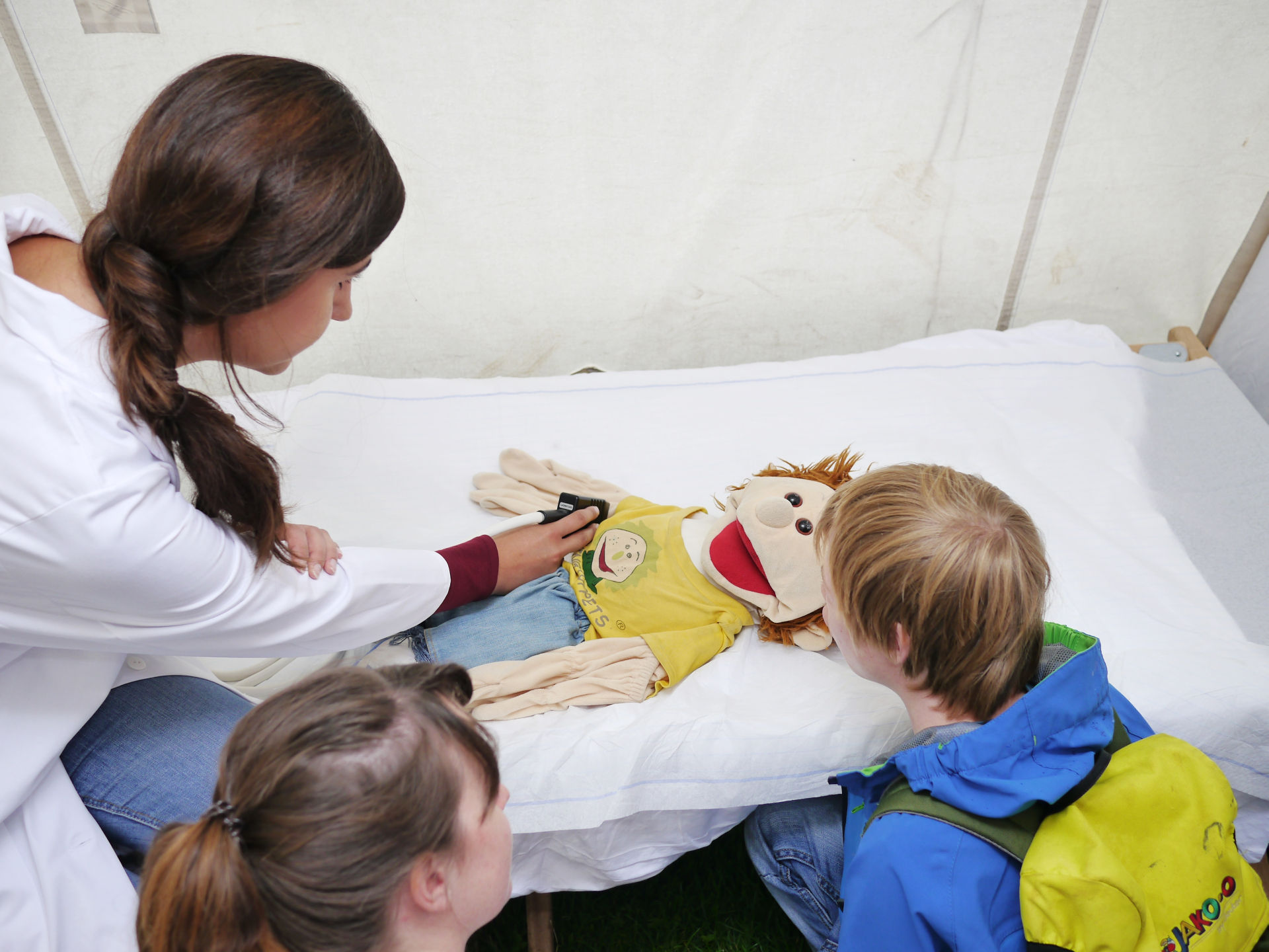 Kindern die Angst vor Untersuchungen nehmen, das ist das Ziel des Teddybärenkrankenhauses. (Bild: Alexander Kapp)