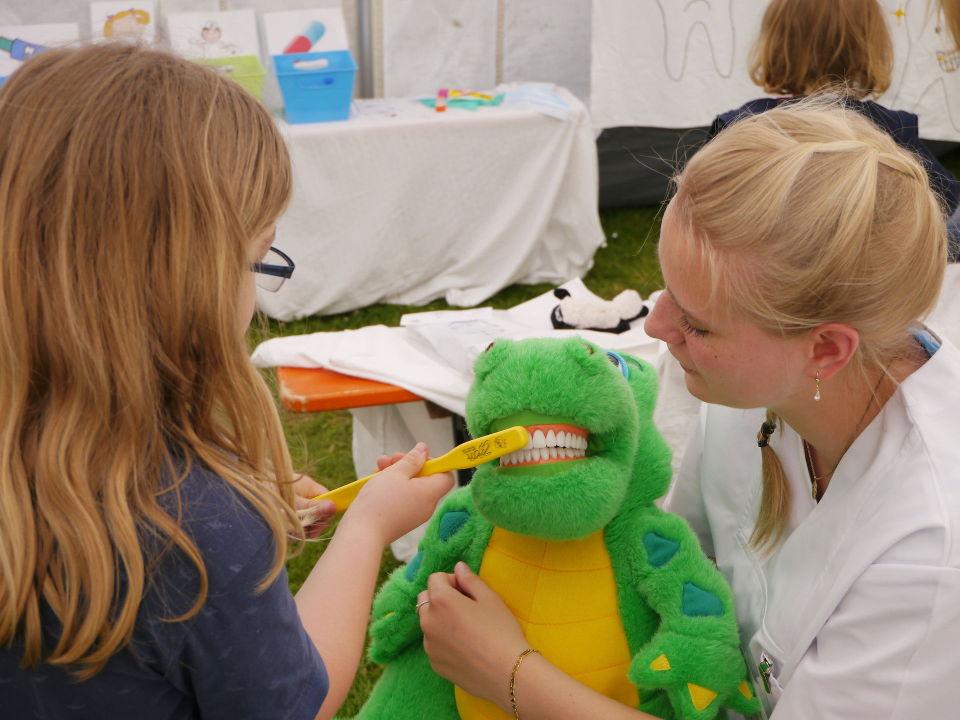 Kindern die Angst vor Untersuchungen nehmen, das ist das Ziel des Teddybärenkrankenhauses. (Bild: Alexander Kapp)