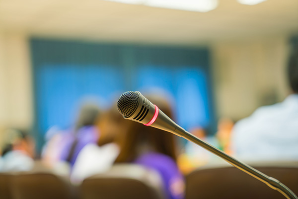 Mikrofon in Konferenzraum