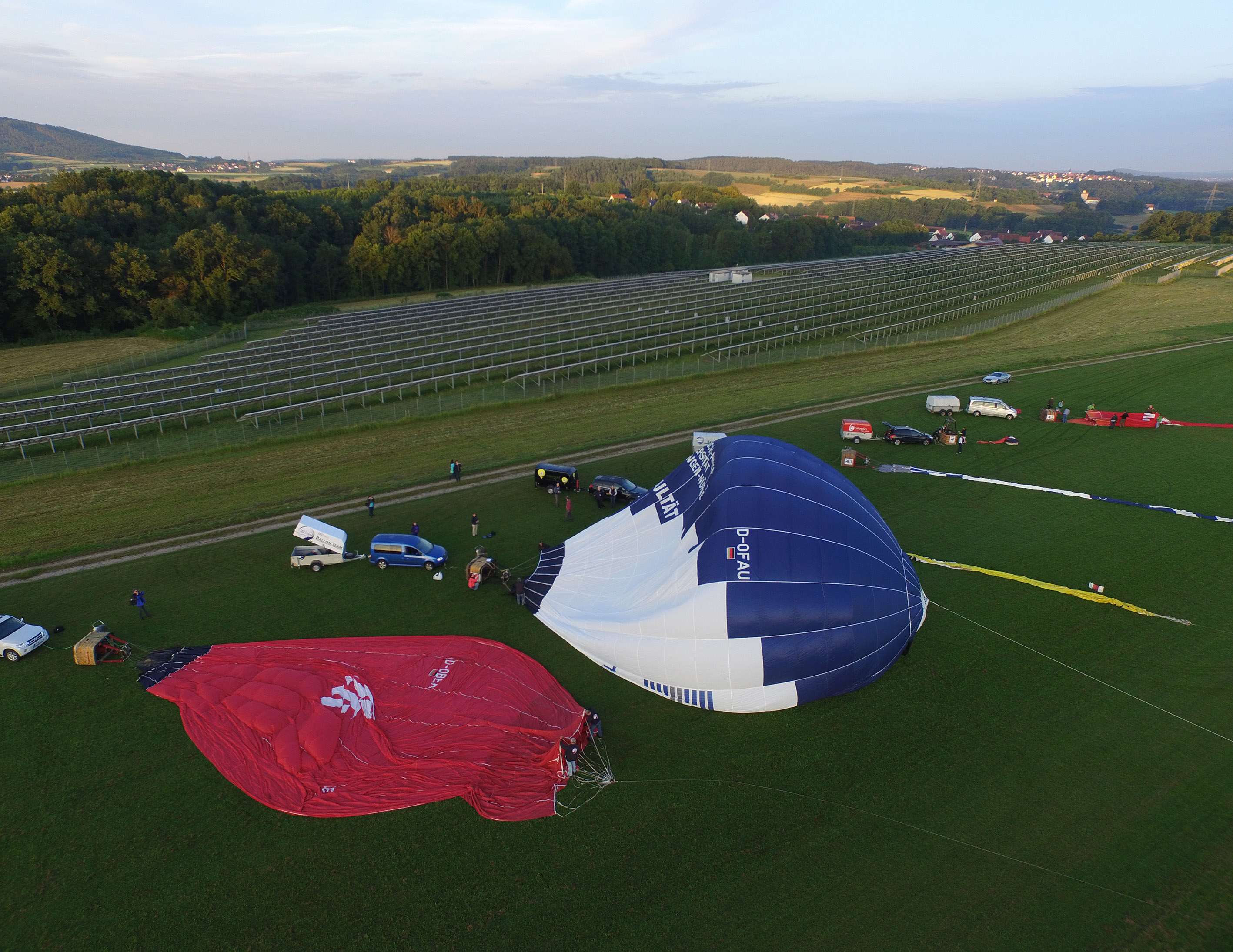 Zum 50. Geburtstag hat die TechFak der FAU einen Ballon gesponsert bekommen. Tauffahrt war am 2. Juli 2016 in Begleitung weiterer Ballons in der Fränkischen Schweiz. (Bild: FAU/Kurt Fuchs)