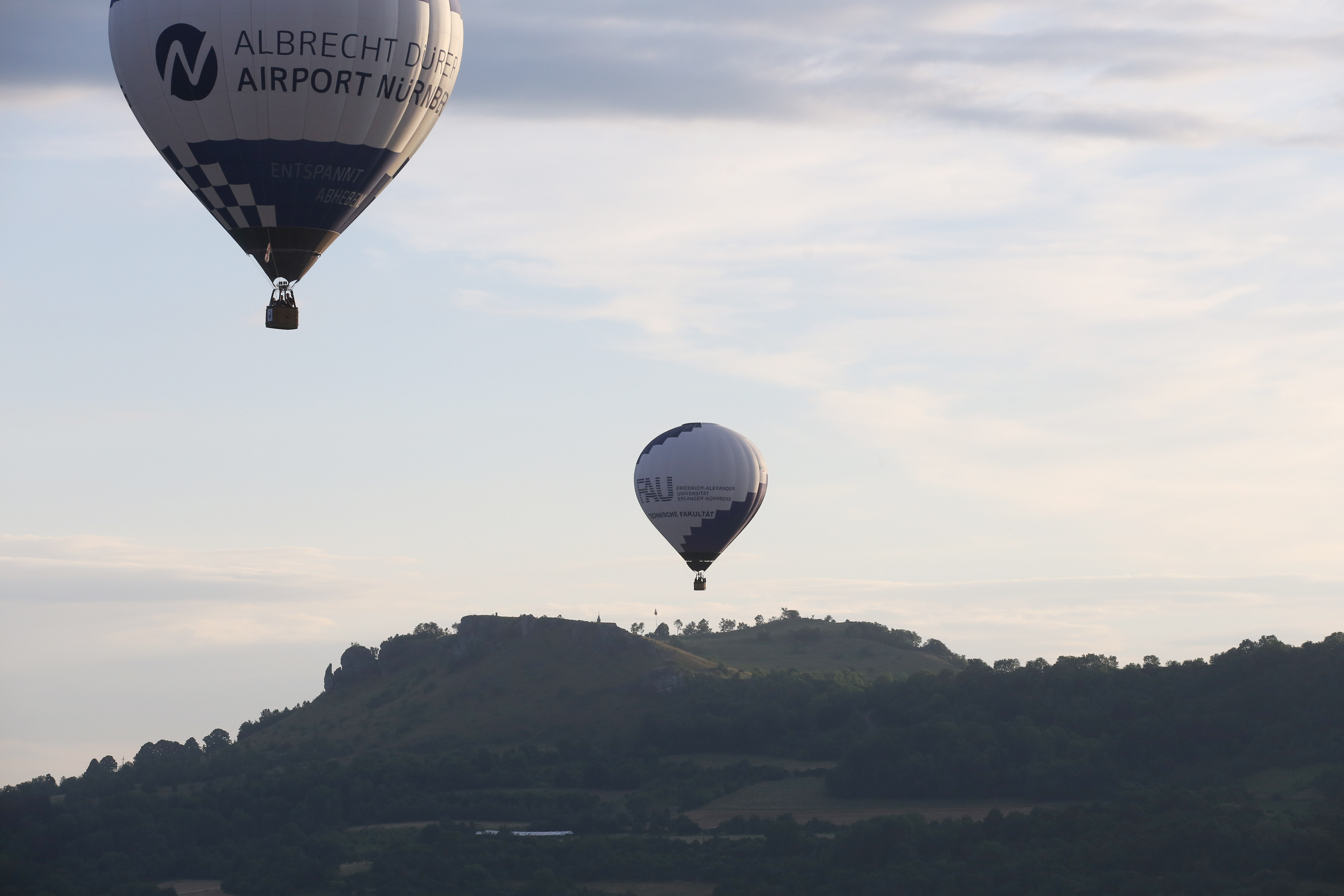 Zum 50. Geburtstag hat die TechFak der FAU einen Ballon gesponsert bekommen. Tauffahrt war am 2. Juli 2016 in Begleitung weiterer Ballons in der Fränkischen Schweiz. (Bild: FAU/Kurt Fuchs)