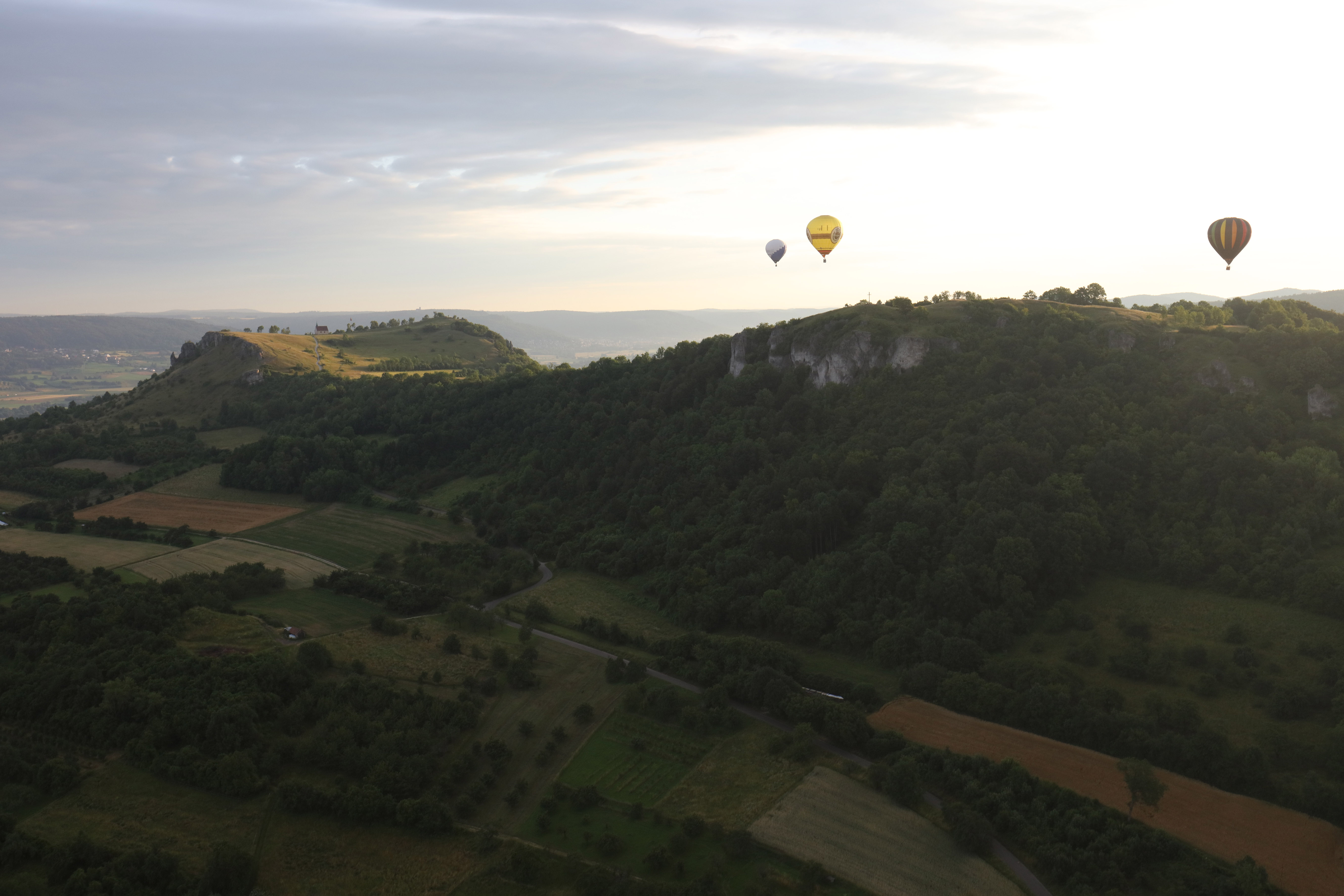 Zum 50. Geburtstag hat die TechFak der FAU einen Ballon gesponsert bekommen. Tauffahrt war am 2. Juli 2016 in Begleitung weiterer Ballons in der Fränkischen Schweiz. (Bild: FAU/Kurt Fuchs)