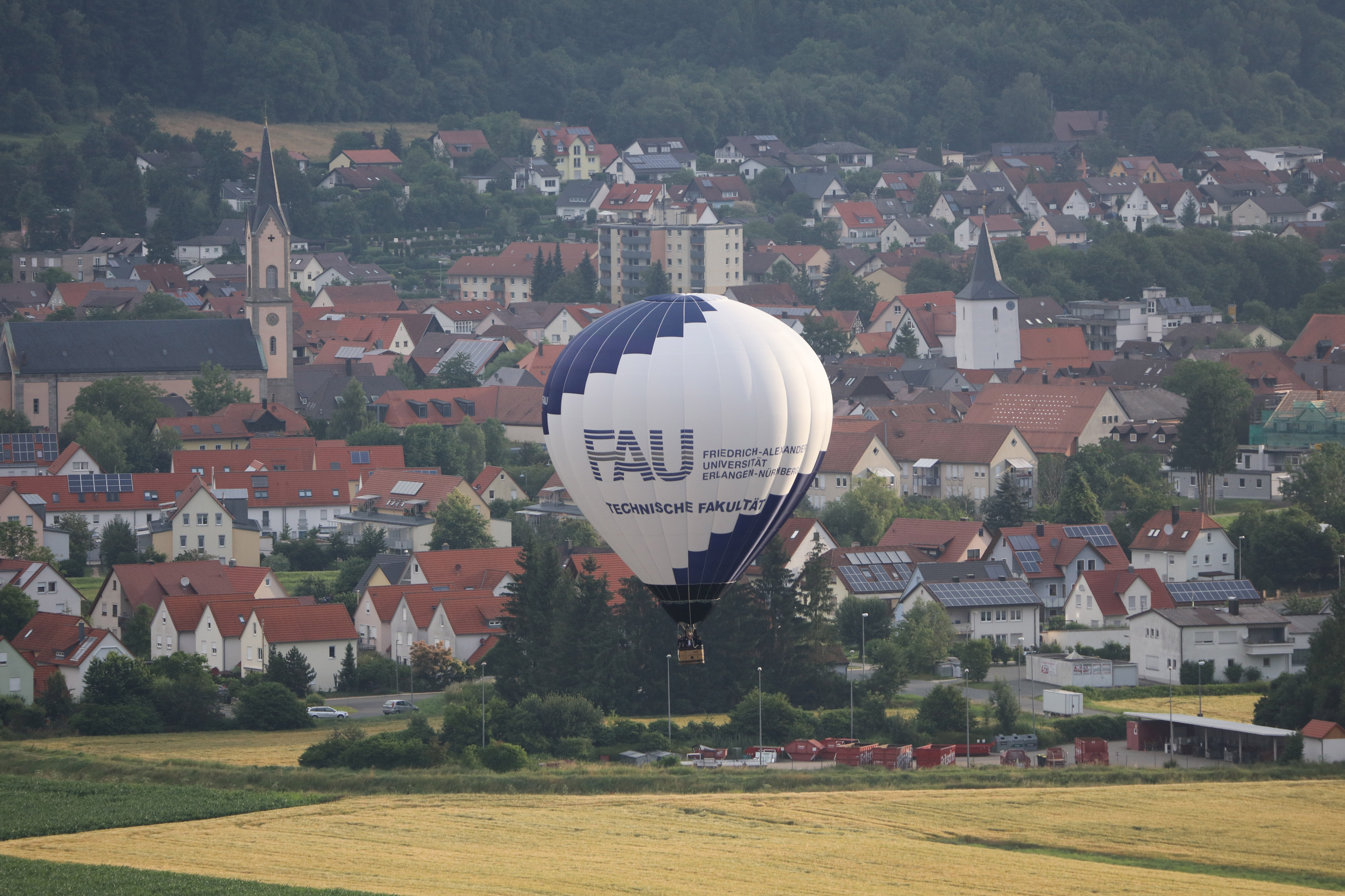 Zum 50. Geburtstag hat die TechFak der FAU einen Ballon gesponsert bekommen. Tauffahrt war am 2. Juli 2016 in Begleitung weiterer Ballons in der Fränkischen Schweiz. (Bild: FAU/Kurt Fuchs)