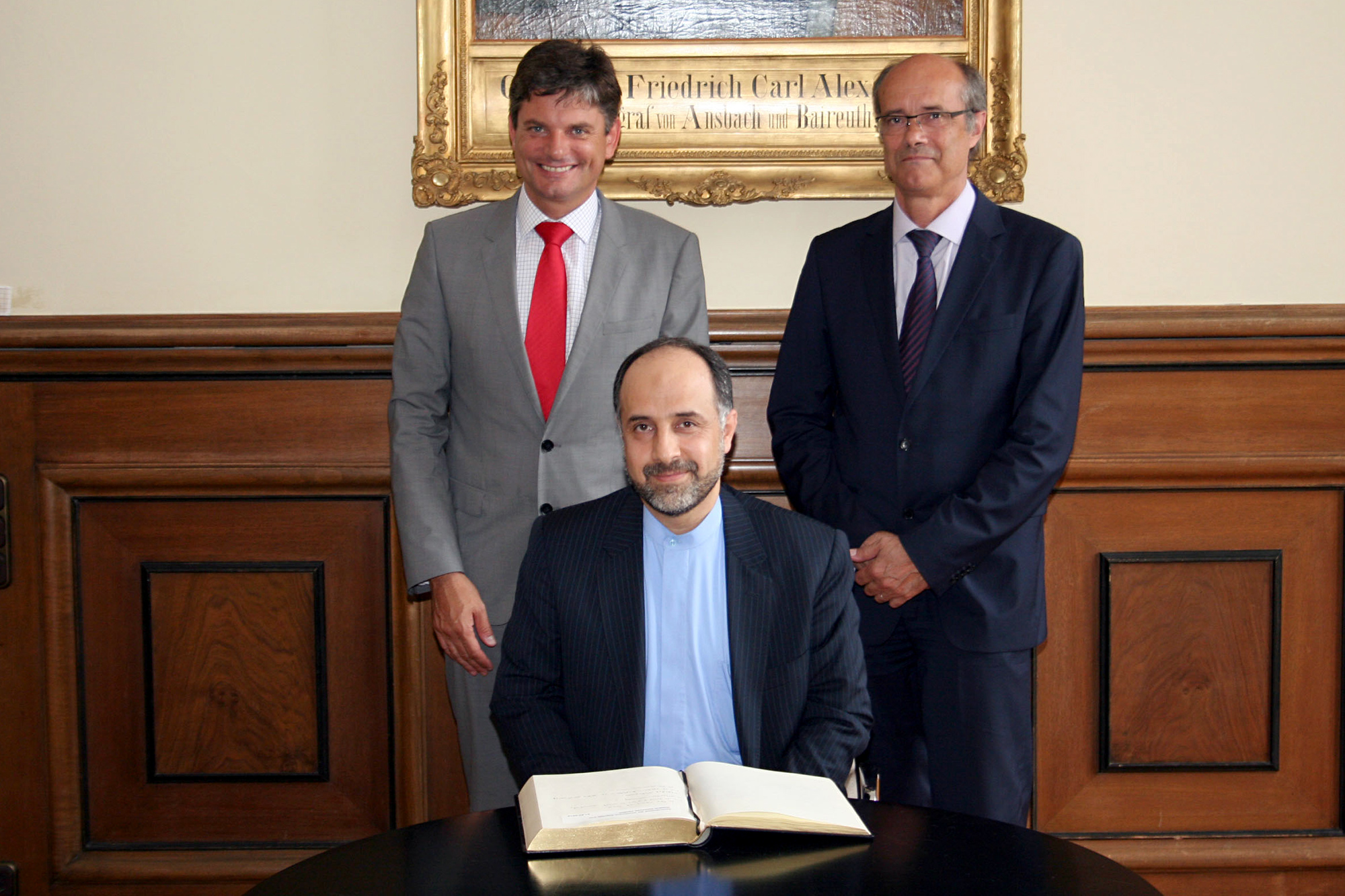 Der iranische Generalkonsul Abdollah Nekounam Ghadirli (m.) mit dem Präsidenten der FAU Prof. Hornegger (li.) und dem Vizepräsidenten Leugering (re.) (Bild: FAU/Boris Mijat)