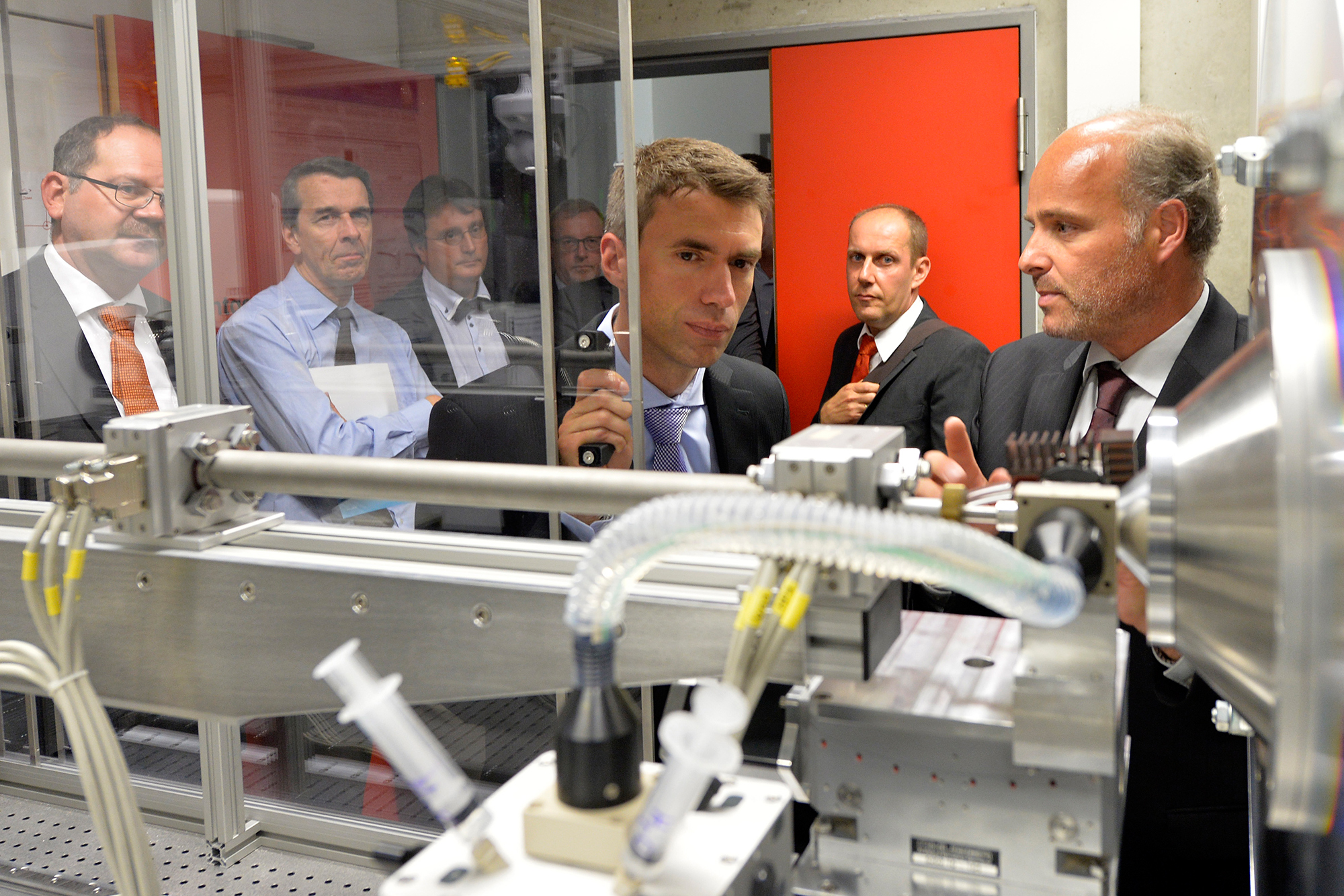Nach den Grußworten stellten die Verantwortlichen ihre geförderten Projekte vor, ehe es zu einem kurzen Besuch ins Labor von Prof. Dr. Tobias Unruh ging. Von links: Stefan Müller und Prof. Dr. Tobias Unruh. (Bild: Harald Sippel)