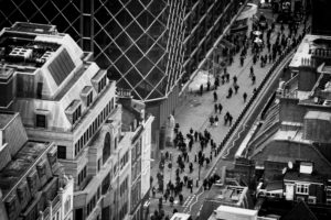 Schwarz-weiß Foto einer Innenstadt von oben