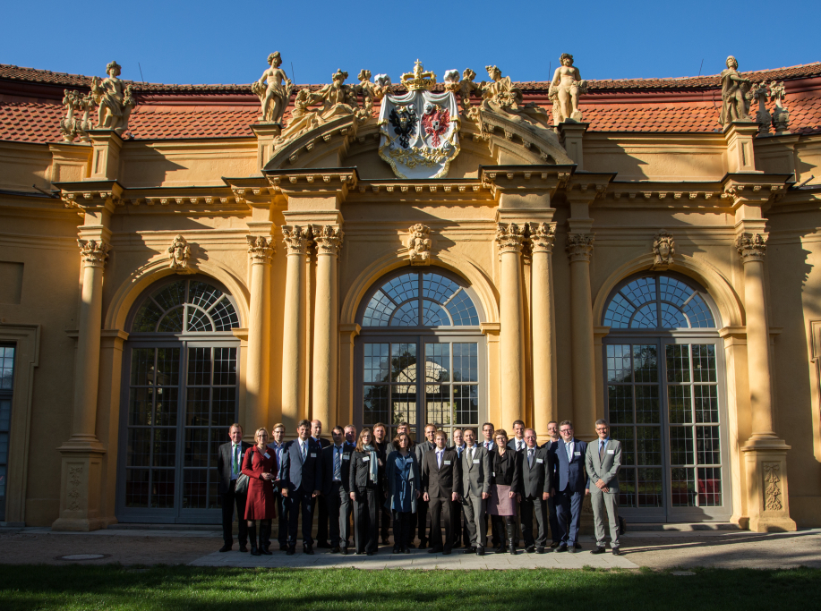 Neuberufenenempfang 2016: Gruppenbild vor der Orangerie (Bild: FAU/Georg Pöhlein)