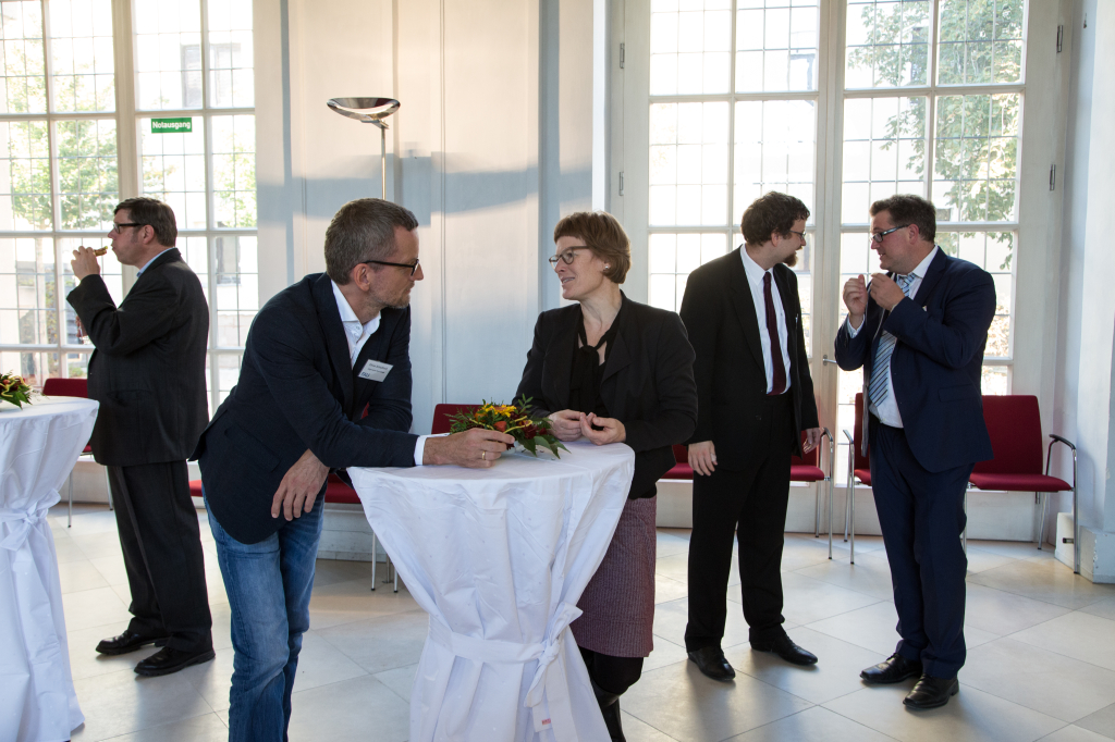 Neuberufenenempfang 2016: im Vordergrund Prof. Dr. Oliver Schultheiss, Prof. Dr. Veronika Grimm (Bild: FAU/Georg Pöhlein)