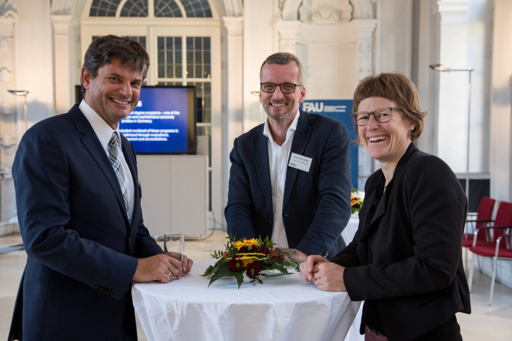 Neuberufenenempfang 2016: Präsident Prof. Dr. Joachim Hornegger, Prof. Dr. Oliver Schultheiss, Prof. Dr. Veronika Grimm (Bild: FAU/Georg Pöhlein)