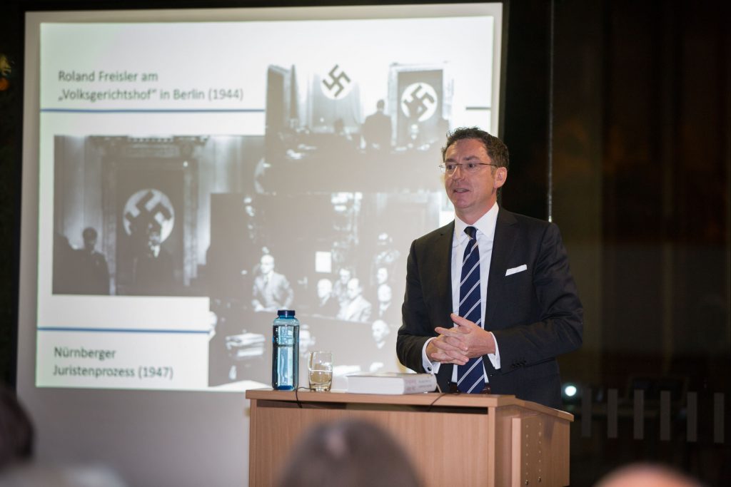 Prof. Dr. Safferling über „Die Akte Rosenburg". Der FAU-Jurist hat gemeinsam mit dem Historiker Prof. Dr. Manfred Görtemaker die Untersuchungen der Unabhängigen Wissenschaftlichen Kommission beim Bundesministerium der Justiz geleitet. (Bild: FAU/Erich Malter)