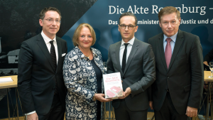 In Berlin stellten Prof. Dr. Christoph Safferling, Sabine Leutheusser-Schnarrenberger, Heiko Maas und Prof. Dr. Manfred Görtemaker (v.l.) nun die Ergebnisse vor. (Bild: bmjv/phototek.net)