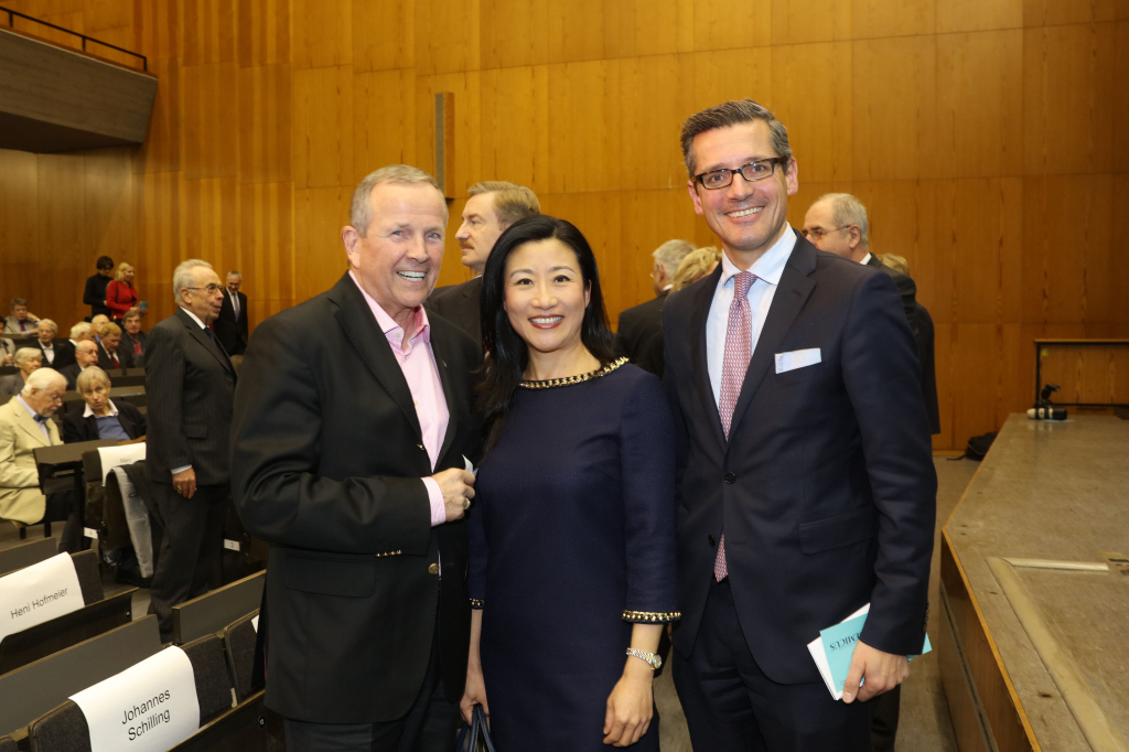 Auch Dr. Michael Fraas (rechts), Wirtschaftsreferent der Stadt Nürnberg, sowie FAU-Ehrensenator Hans-Georg Geis (links) und seine Frau Xue Hong Geis gaben sich die Ehre.