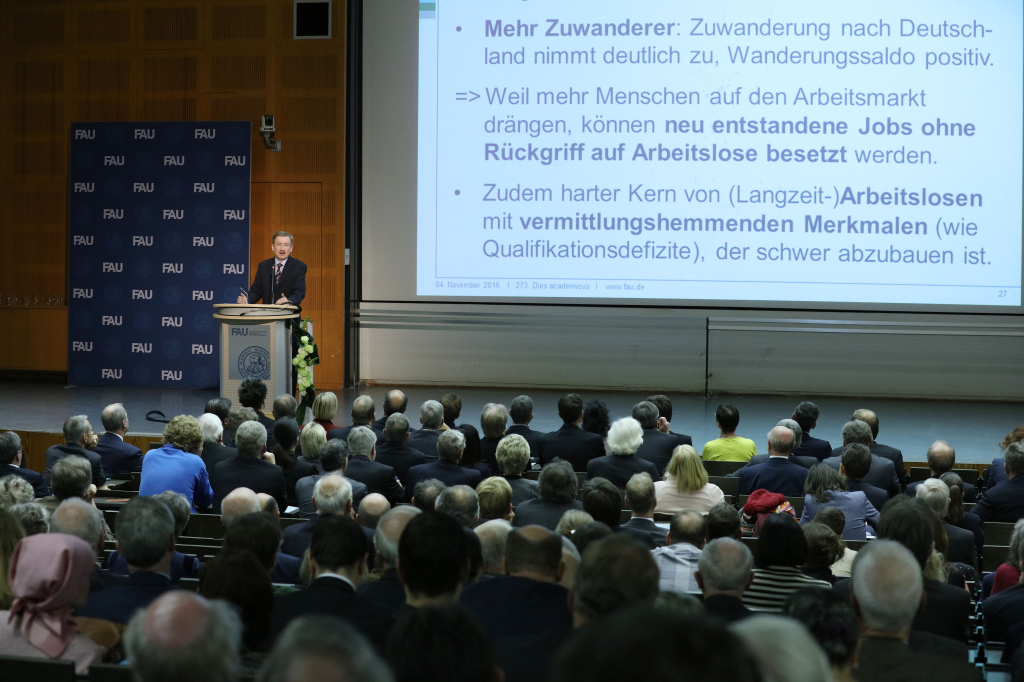 Auch ein Festvortrag stand auf dem Programm: Prof. Dr. Claus Schnabel vom Lehrstuhl für Volkswirtschaftslehre, insbesondere Arbeitsmarkt- und Regionalpolitik sprach über Phänomenen des Arbeitsmarktes. (Bild: FAU/Kurt Fuchs)