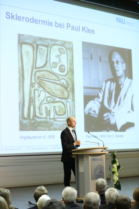 PD Dr. Christian Beyer referierte in seinem Science-Slam über Sklerodermie bei Paul Klee. Er bekam einen Habilitationspreis für seine Arbeit "Translationale Forschung in fibrosierenden Autoimmunerkrankungen". (Bild: FAU/Kurt Fuchs)