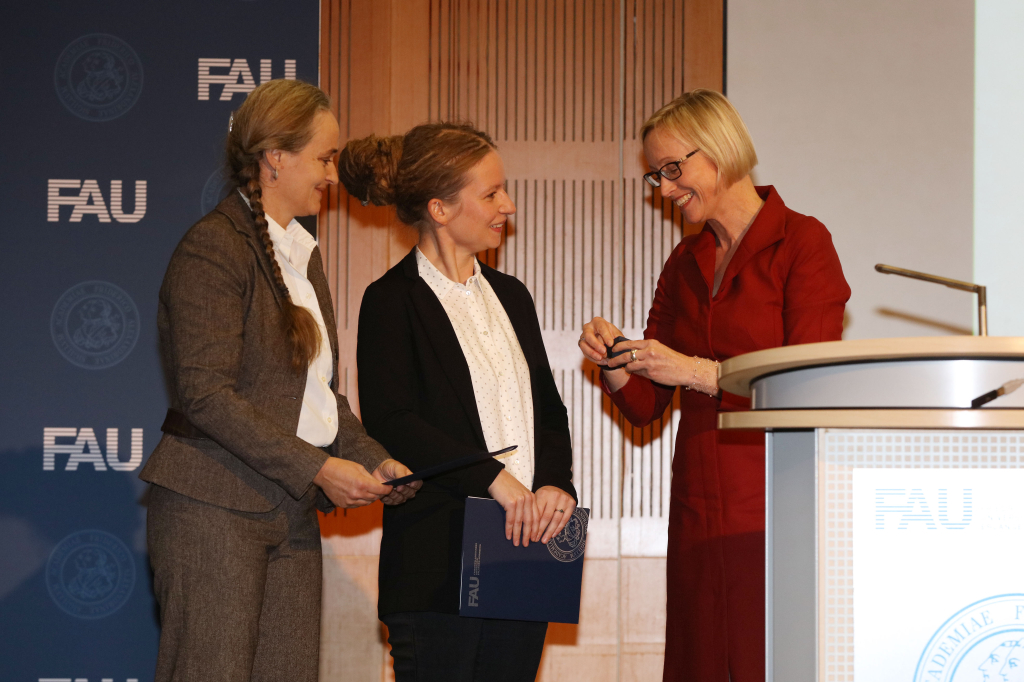 Ein Renate-Wittern-Sterzel-Preise ging auch an das Institut für Soziologie. Er wurde Prof. Dr. Ingrid Artus (links) und Judith Holland (mitte) von Vizepräsidentin Prof. Dr. Antje Kley übergeben. (Bild: FAU/Kurt Fuchs)