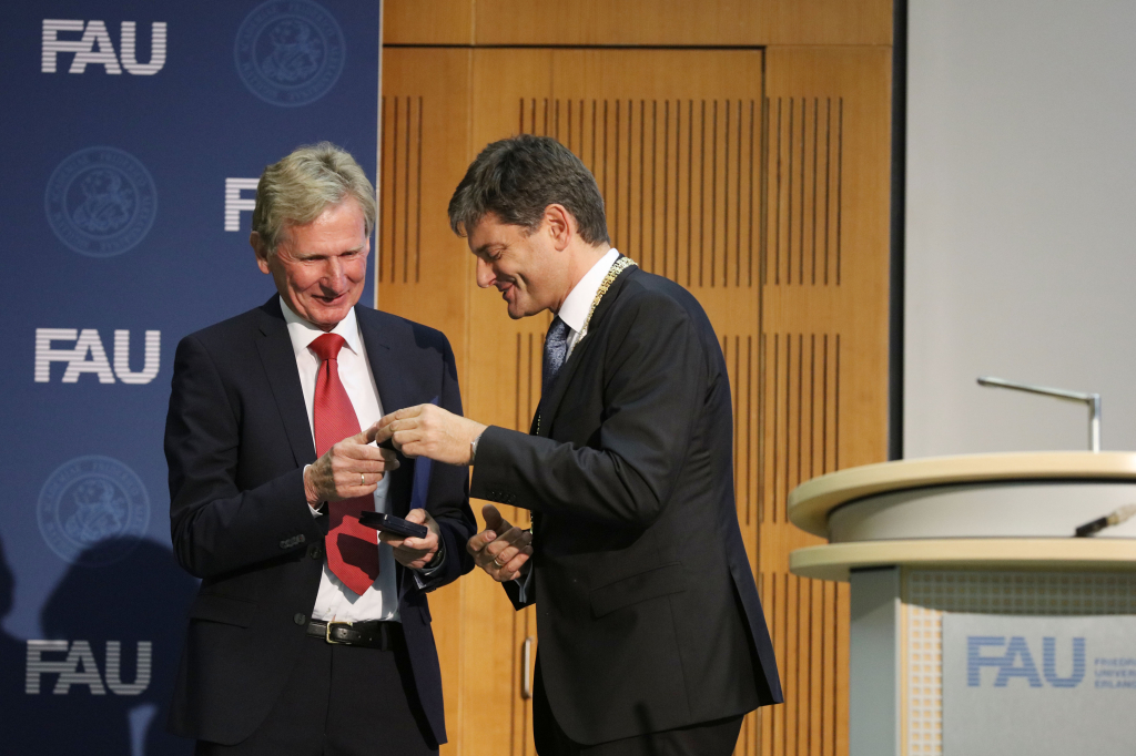 Dr. Adalbert Weiß (links) wurde vom FAU-Präsidenten die Würde eines Ehrensenators verliehen. (Bild: FAU/Kurt Fuchs)
