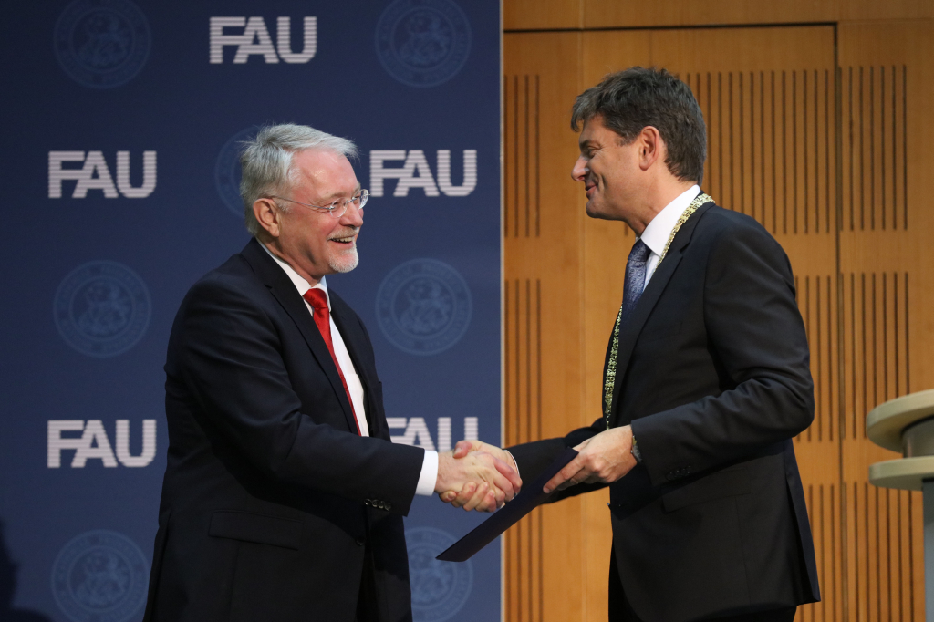 Auch Prof. Dr. Hans-Joachim Freund (links) verlieh der FAU-Präsident die Ehrensenatorwürde. (Bild: FAU/Kurt Fuchs)