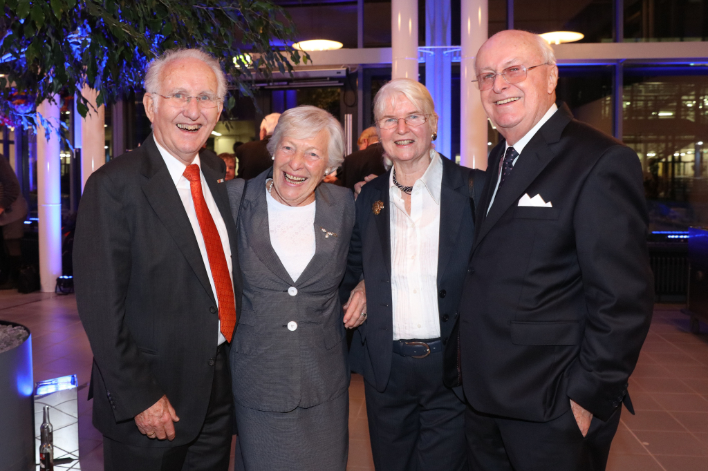 Auch der Altrektor Prof. em. Dr. Jasper (links) war mit seiner Frau Martina Jasper zugegen, hier im Bild mit Prof. Dr. Dieter Seitzer, ehemals Lehrstuhl für Technische Elektronik, und Ilse Seitzer. (Bild: FAU/Kurt Fuchs)